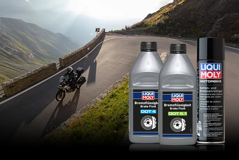 Motorrad auf Passstraße Bremsflüssigkeit von Liqui Moly im Vordergrund